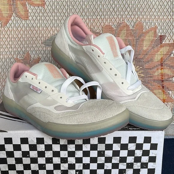 Vans WMNS Ave
White/Powder Pink
VN0A5JIB890
Sneakers - Picture 5 of 16